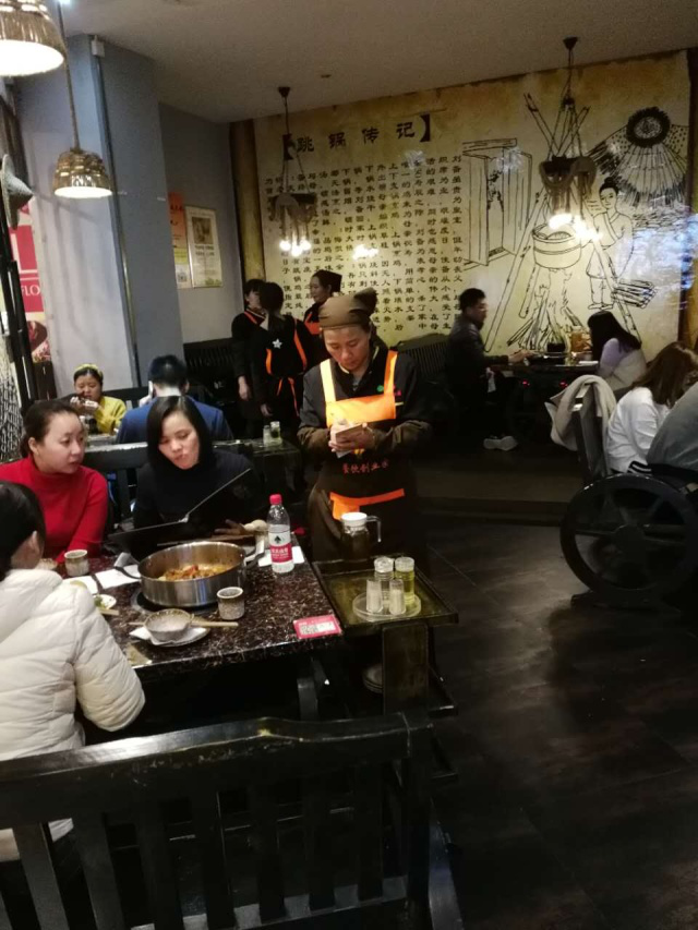 生意那么火爆,可不可以挤一挤一起吃?
