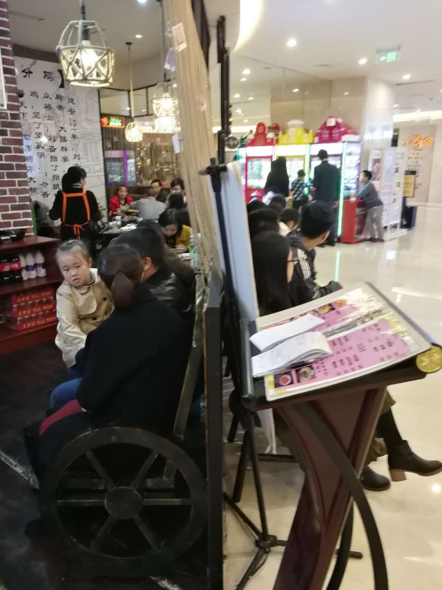 生意那么火爆,可不可以挤一挤一起吃?