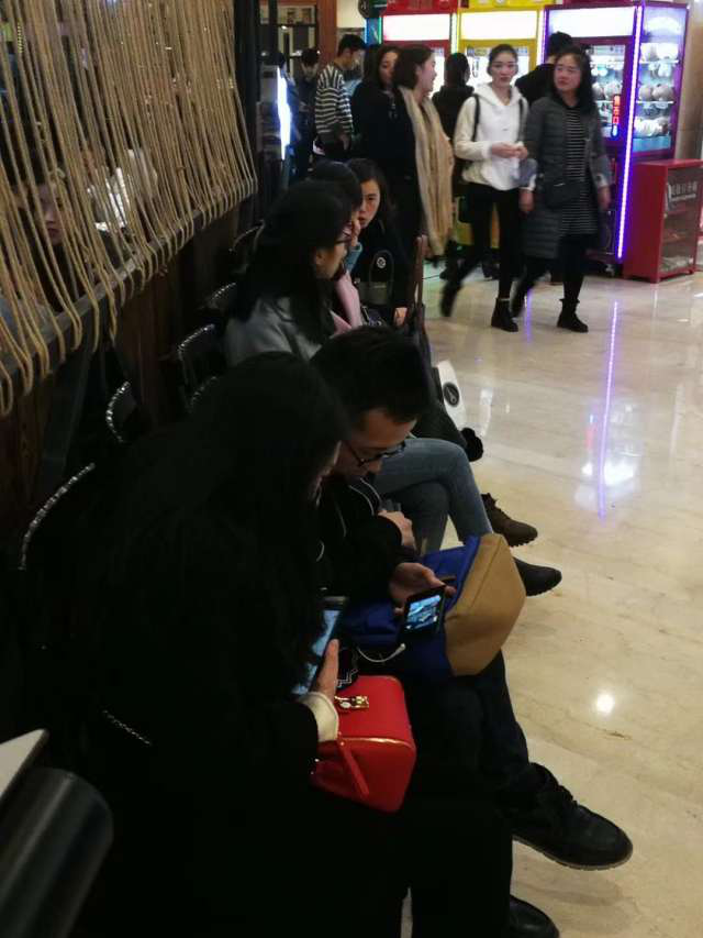 生意太火爆,大家决定挤一挤一起吃