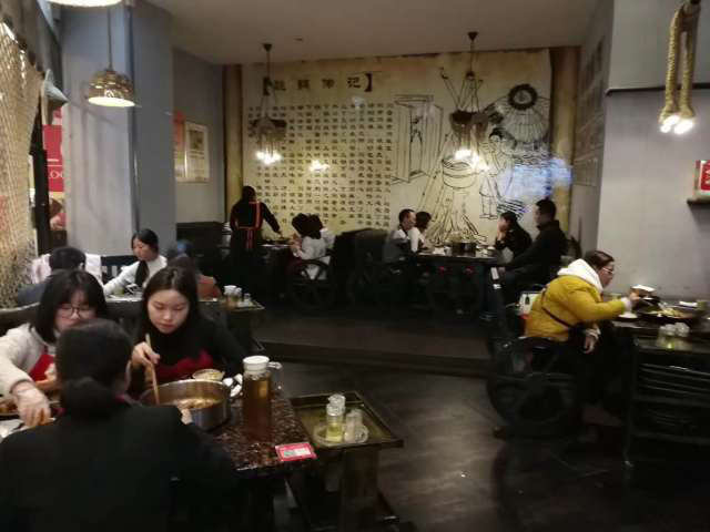 生意太火爆,大家决定挤一挤一起吃
