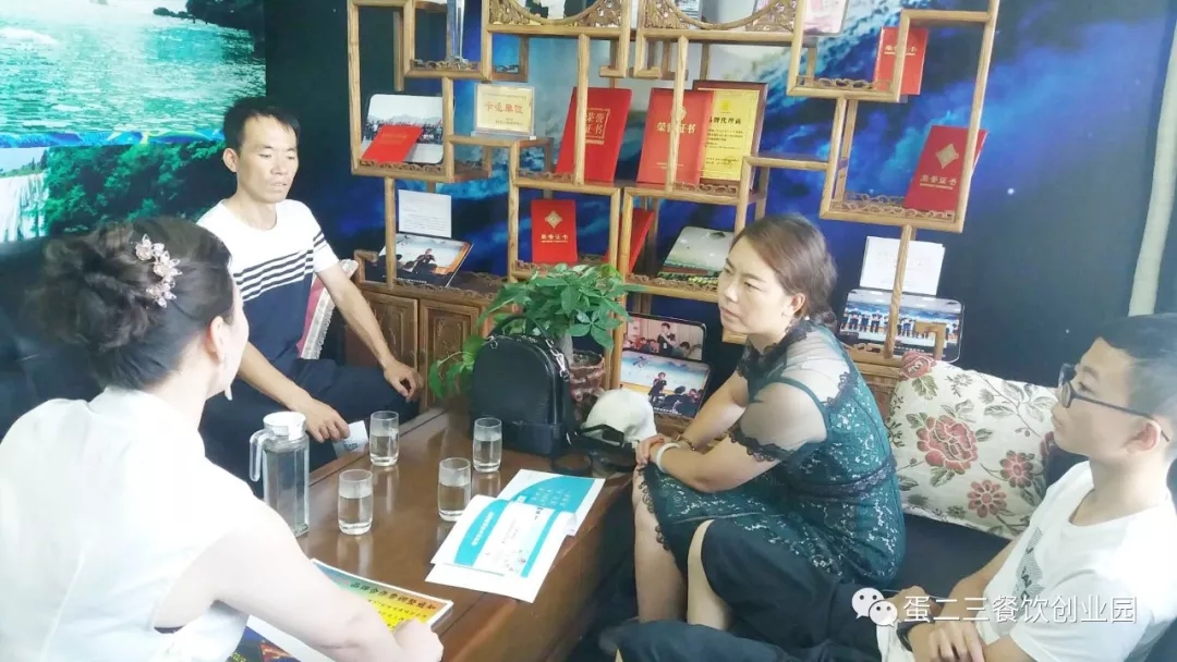 【欢迎】甘肃王姐一家人到访公司考察火爆石头餐饮和纸包鱼,最后竟评价····