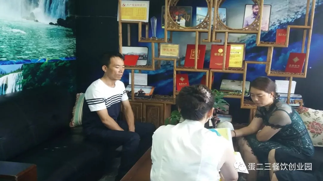 【欢迎】甘肃王姐一家人到访公司考察火爆石头餐饮和纸包鱼,最后竟评价····