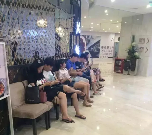 餐厅爆满,食客慕名而来、提前预约···这种餐饮真的如此火爆?