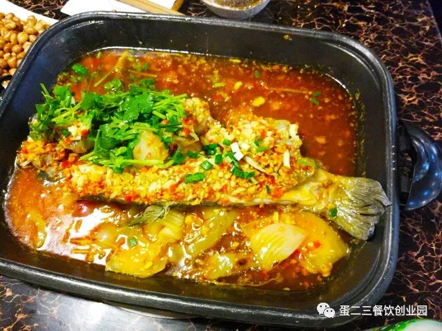 震惊！港下这家用石头做菜的鱼店，吃一斤送一斤，还有···