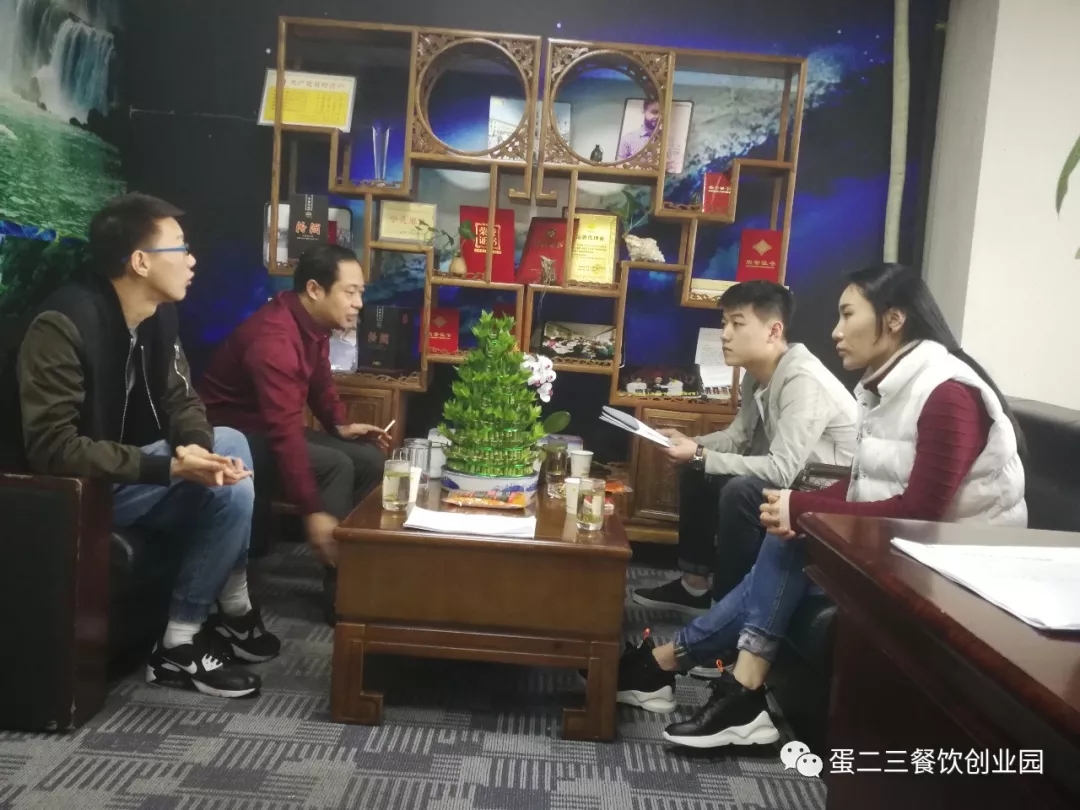 这才是小郡肝真正的姿势，维权不停，签约不断！