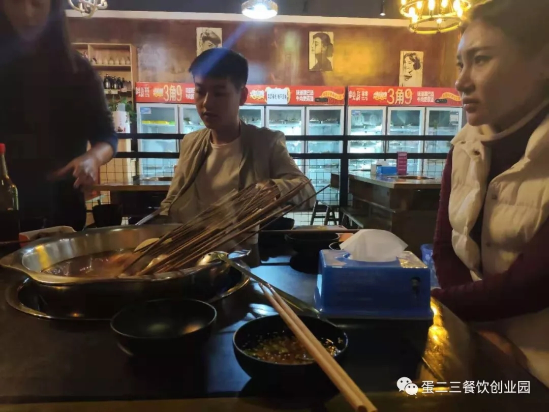 这才是小郡肝真正的姿势，维权不停，签约不断！