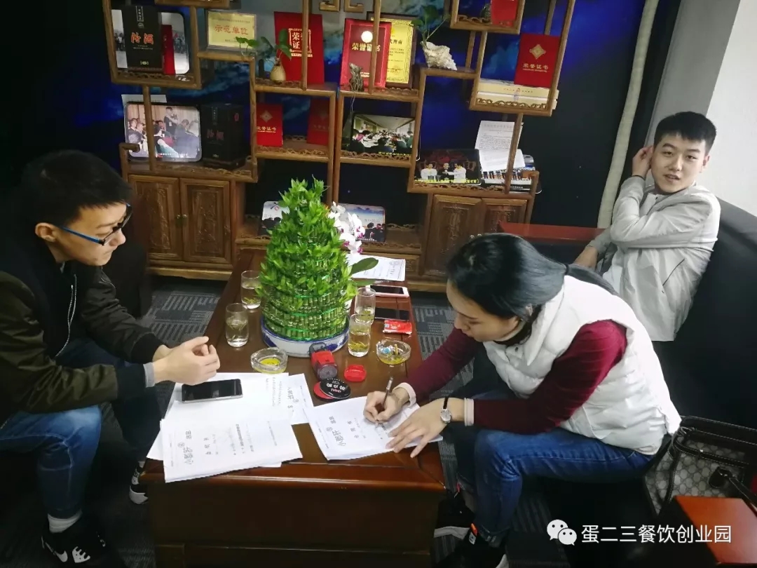 这才是小郡肝真正的姿势，维权不停，签约不断！