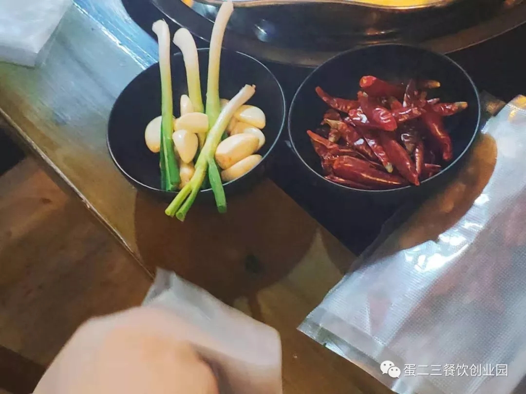 这才是小郡肝真正的姿势，维权不停，签约不断！