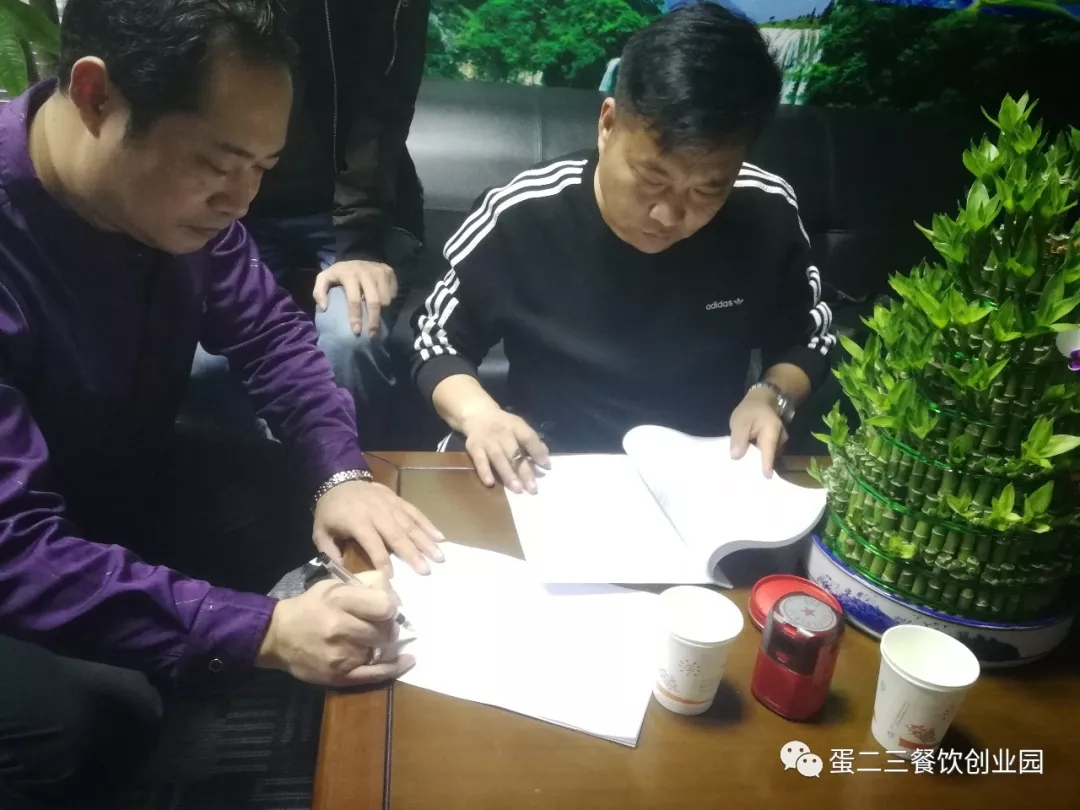 这才是小郡肝真正的姿势，维权不停，签约不断！