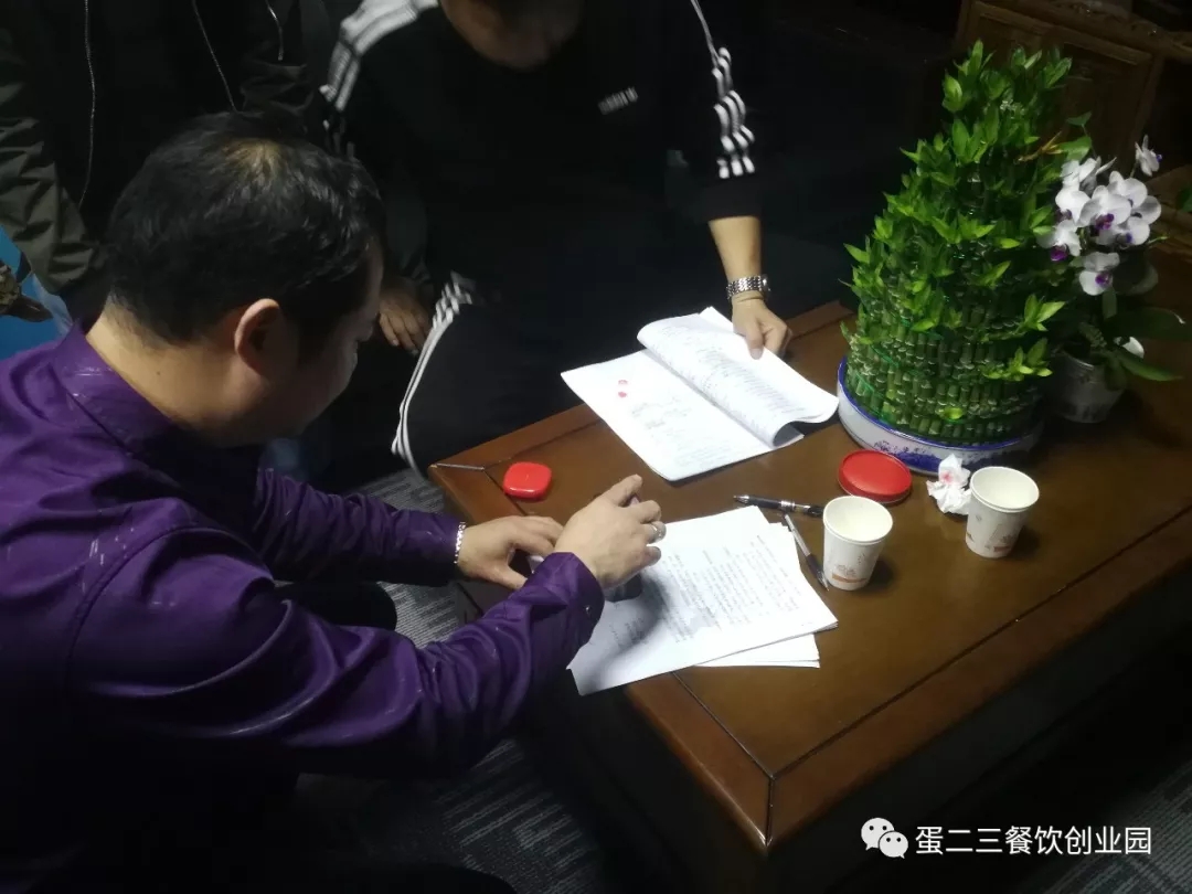 这才是小郡肝真正的姿势，维权不停，签约不断！