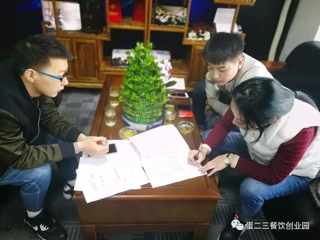 这才是小郡肝真正的姿势，维权不停，签约不断！