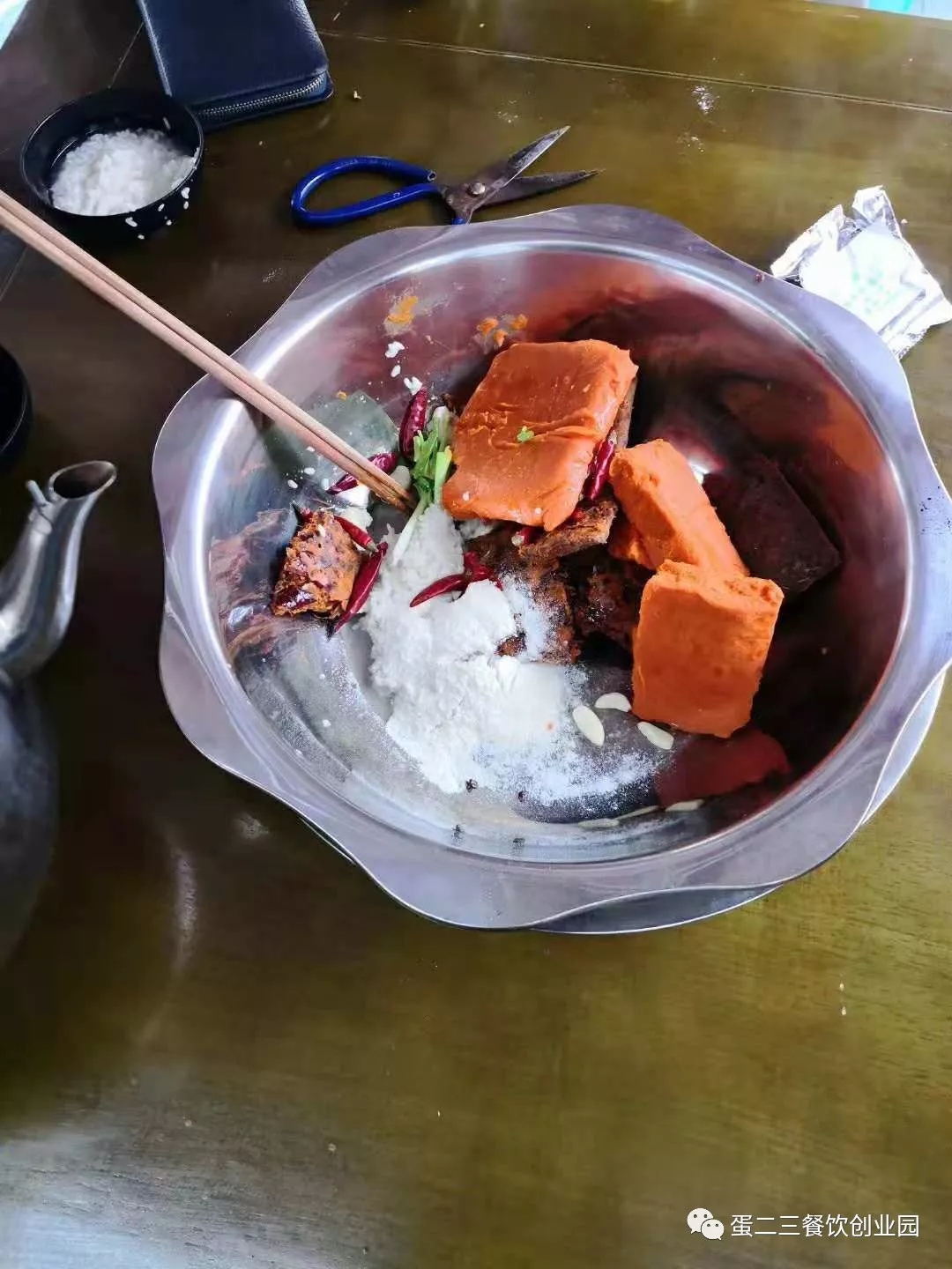 这才是小郡肝真正的姿势，维权不停，签约不断！