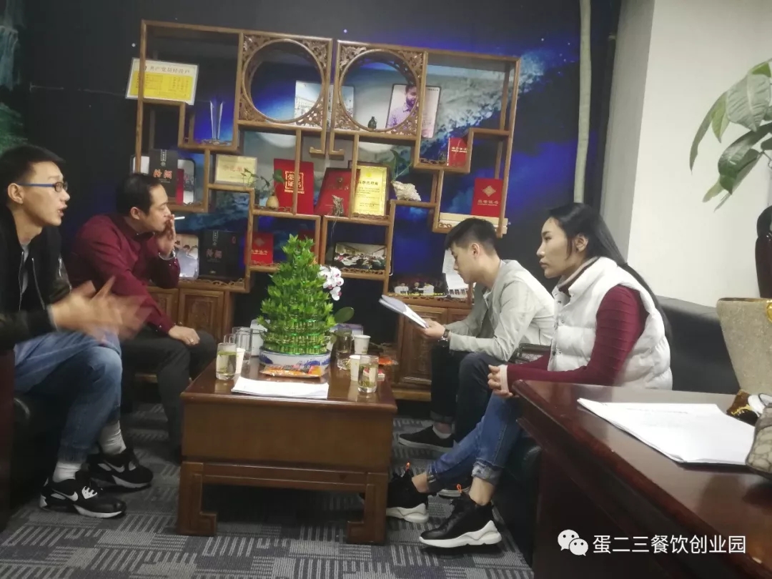 这才是小郡肝真正的姿势，维权不停，签约不断！