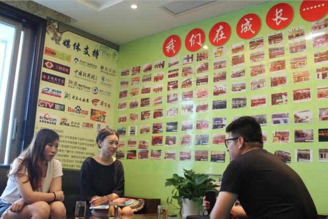 【欢迎】云南王总前来考察重庆最有特色的餐饮!