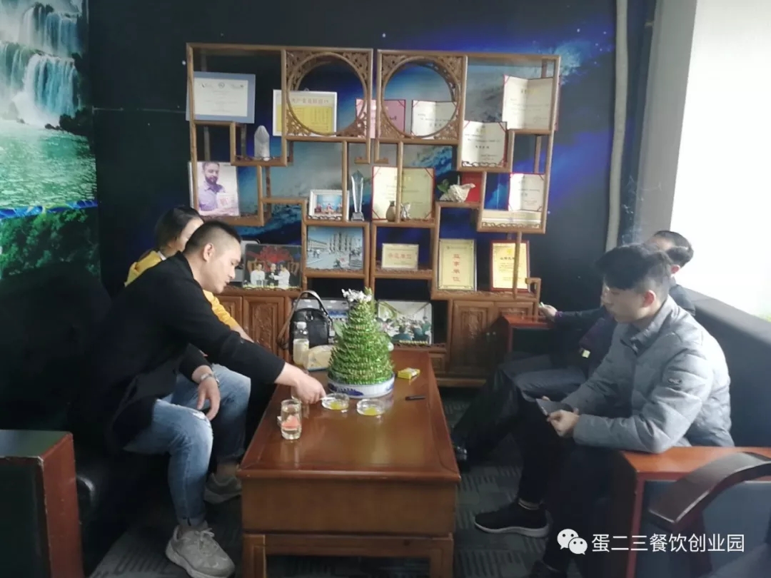 热烈欢迎郑州朱总到公司考察。